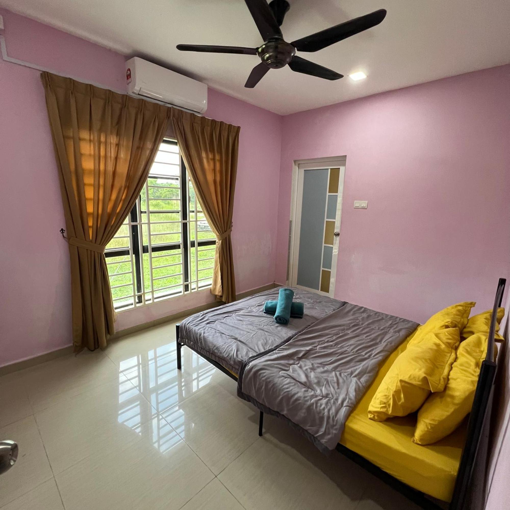 D' Totok Housestay Sepang Eksteriør billede